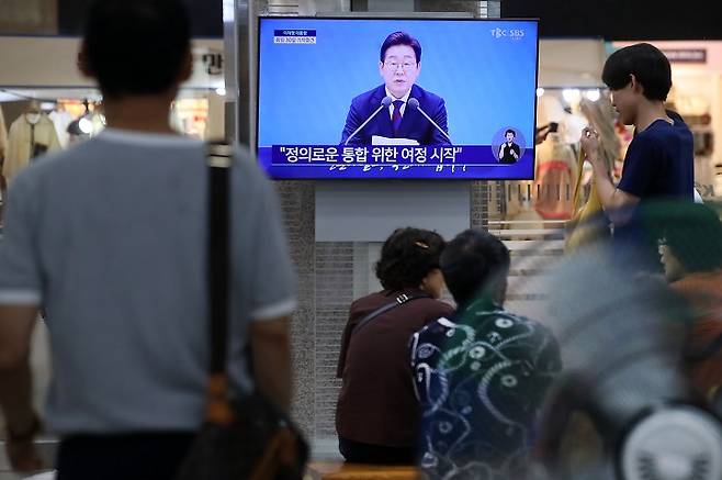 3일 오전 대구 북구 대구역 대합실에서 시민들이 텔레비전을 통해 '이재명 대통령 취임 30일' 기자회견을 시청하고 있다. 2025.7.3(ⓒ뉴스1, 무단 전재-재배포 금지)