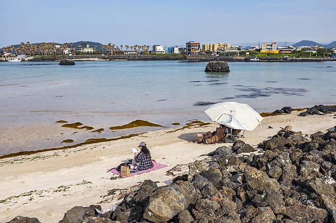 제주 신흥해변은 잔잔한 바닷바람 맞으며 고요하게 피서하기 좋은 여행지다. 짙푸른 바다 색이 여행자의 마음을 흔든다. 최갑수 제공