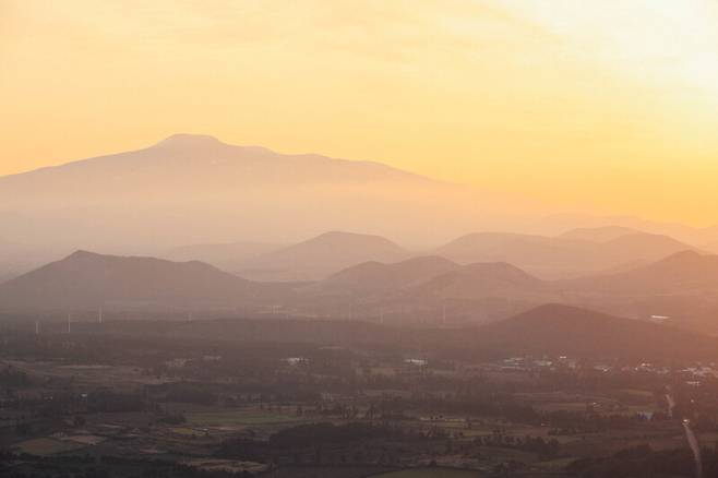 용눈이오름에서 본 풍경. 최갑수 제공