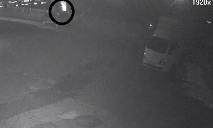 경기도 화성시 한 택배 대리점 소장이 택배 기사들이 노조를 설립했다는 이유로 방화와 살인 등을 계획한 사실이 드러나 충격을 주고 있다. 사진은 대리점 소장의 사주를 받은 ㄴ씨가 택배노조 지회장의 택배 차량에 불을 붙이는 모습. 독자 제공