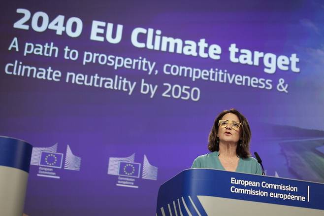 테레사 리베라 유럽연합 집행위원회 녹색전환·경쟁 분야 총괄 수석 부집행위원이 2일(현지시각) 2040년 유럽연합 기후 목표를 발표하고 있다. EPA연합뉴스