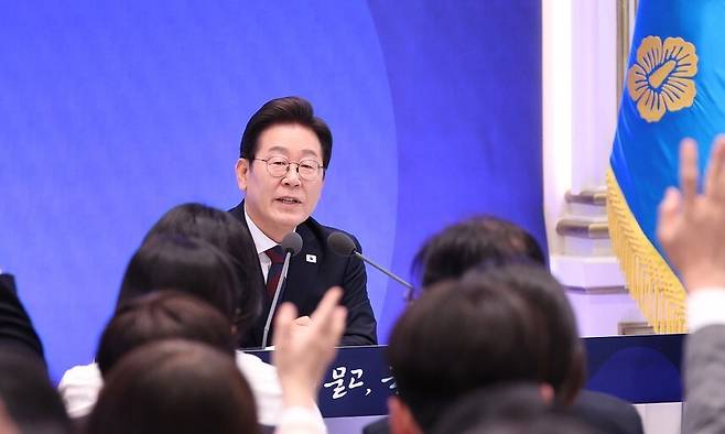 이재명 대통령이 3일 서울 종로구 청와대 영빈관에서 열린 취임 첫 공식 기자회견 \\\'대통령의 30일, 언론이 묻고 국민에게 답하다\\\'에 참석해 기자들의 질문을 받고 있다. 대통령실사진기자단