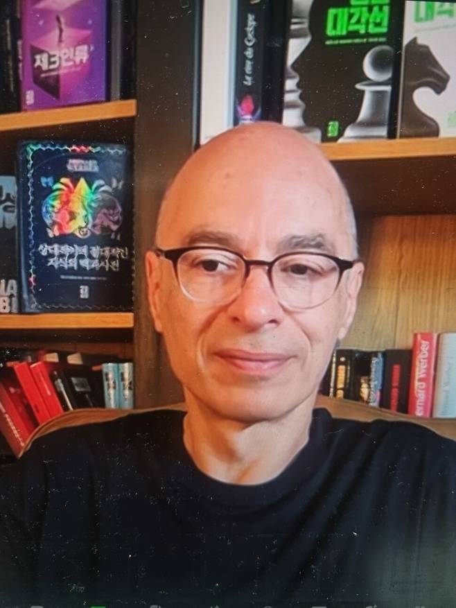 지난 1일 온라인 화상으로 한국 기자들과 만난 소설가 베르나르 베르베르는 다음달 27일 서울 예술의전당 클래식 공연에 낭독자로 출연한다. 줌 영상 갈무리