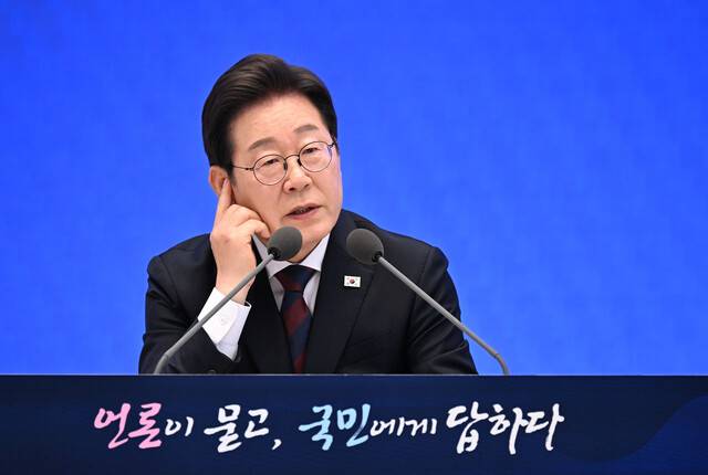 이재명 대통령이 3일 서울 종로구 청와대 영빈관에서 열린 취임 첫 공식 기자회견 \'대통령의 30일, 언론이 묻고 국민에게 답하다\'에 참석해 기자 질문에 답변하고 있다. 대통령실사진기자단