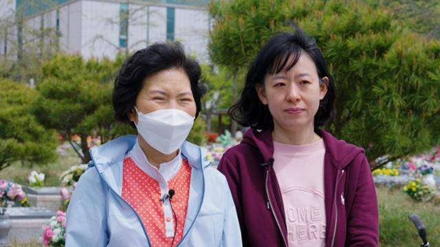 지난 4월 27일 김혜영(오른쪽)씨가 어머니 이춘희씨와 함께 경기 용인시에 위치한 추모공원에서 한국일보 인터뷰에 응하고 있다. 박고은·이수연·박채원 PD