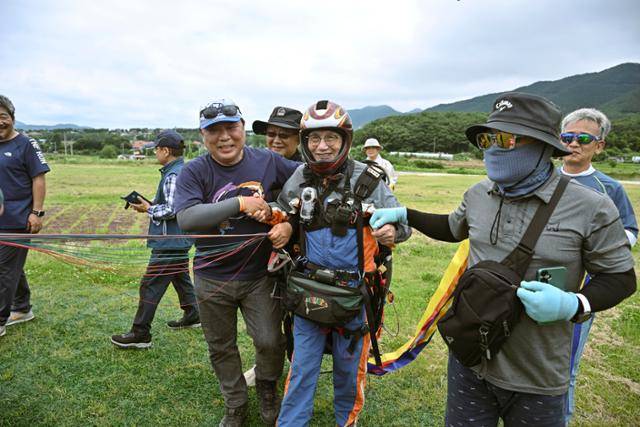 성씨가 마지막 비행을 마치고 착륙하자 사람들이 축하해주고 있다. 보령=정다빈 기자