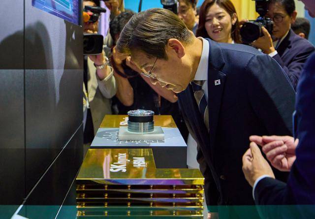 이재명 대통령이 20일 울산 울주군 울산전시컨벤션센터에서 열린 인공지능(AI) 글로벌 협력 기업 간담회 뒤 AI 제품·서비스 시연을 참관하고 있다. 대통령실 제공