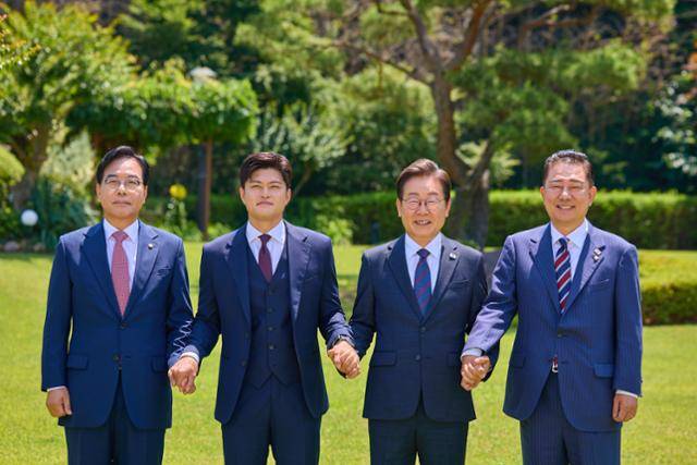 지난달 22일 이재명 대통령이 서울 한남동 관저에서 여야 지도부와 가진 오찬에 앞서 기념촬영하고 있다. 왼쪽부터 국민의힘 송언석 원내대표, 김용태 당시 비상대책위원장, 이 대통령, 김병기 더불어민주당 원내대표. 대통령실 제공