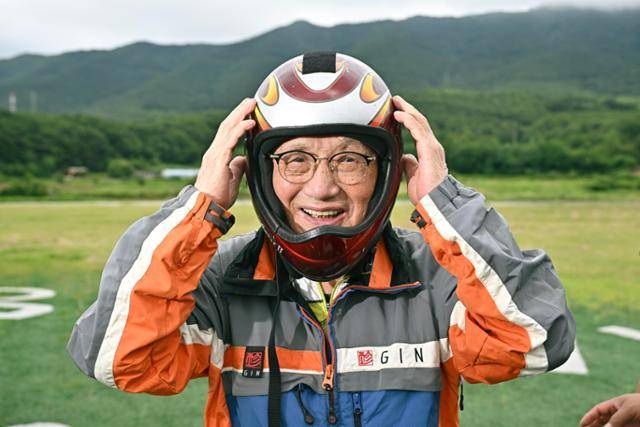 93세 성낙윤씨가 지난달 29일 충남 보령에서 열린 '2025 만세보령머드배 전국 패러글라이딩대회'에서 은퇴 비행을 마친 뒤 착륙장에서 헬멧을 쓴 채 밝게 웃고 있다. 보령=정다빈 기자