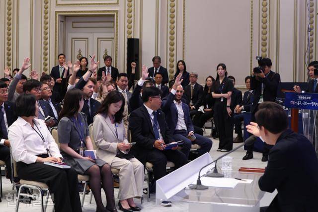 이재명 대통령이 3일 청와대 영빈관에서 열린 취임 첫 공식 기자회견 '대통령의 30일, 언론이 묻고 국민에게 답하다'에 참석해 외신 기자의 질문을 받고 있다. 왕태석 선임기자