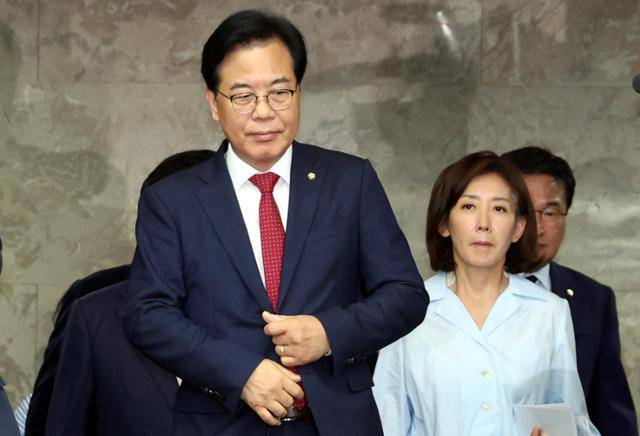송언석 국민의힘 비상대책위원장 겸 원내대표와 나경원(오른쪽) 의원이 3일 서울 여의도 국회에서 열린 의원총회에 참석하고 있다. 뉴시스