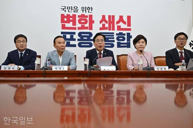 송언석(가운데) 국민의힘 비상대책위원장 겸 원내대표가 3일 국회에서 열린 비대위 회의에서 발언하고 있다. 정다빈 기자