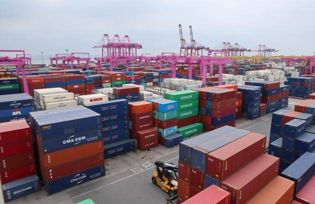 5월 28일 인천 신항 컨테이너터미널에 컨테이너가 쌓여 있다. 연합뉴스