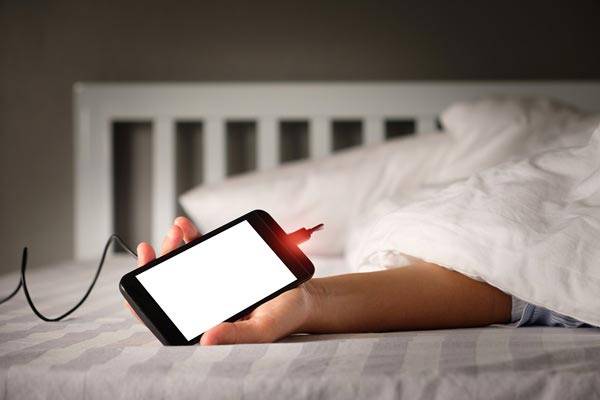 최근 전 세계를 강타한 이른 폭염으로 화재 위험이 커지자, 스마트폰 충전에 유의하라는 경고가 나왔다./사진=게티이미지뱅크