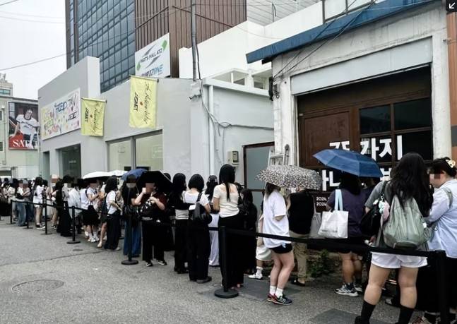 다이닛 팝업스토어 방문을 위해 긴 줄을 선 소비자들. 다이닛 제공