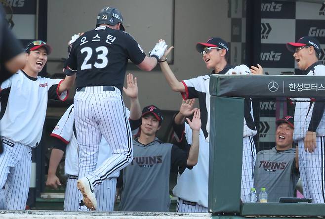 2점 홈런 치고 축하받는 오스틴 (부산=연합뉴스) 강선배 기자 = 1일 부산 사직야구장에서 열린 프로야구 LG 트윈스와 롯데 자이언츠의 경기. 3회 초 1사 2루 LG 오스틴이 좌월 2점 홈런을 치고 염경엽 감독의 환영을 받고 있다. 2025.7.1 sbkang@yna.co.kr/2025-07-01 19:26:37/ <저작권자 ⓒ 1980-2025 ㈜연합뉴스. 무단 전재 재배포 금지, AI 학습 및 활용 금지>