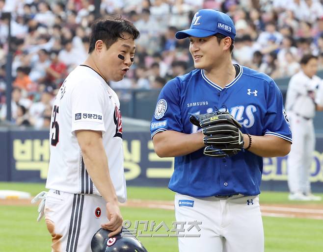 3일 오후 잠실야구장에서 열린 2025 프로야구 삼성과 두산 경기. 삼성 선발 최원태가 2회 두산 공격을 막고 들어오며 두산 양의지와 얘기 하고있다. 잠실=정시종 기자 capa@edaily.co.kr /2025.07.03.
