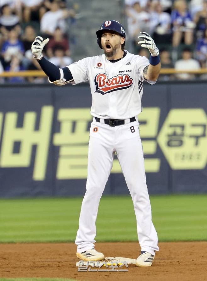 3일 오후 잠실야구장에서 열린 2025 프로야구 삼성과 두산 경기. 두산 케이브가 5회 1타점 2루타를 날리고 기뻐하고 있다. 잠실=정시종 기자 capa@edaily.co.kr /2025.07.03.