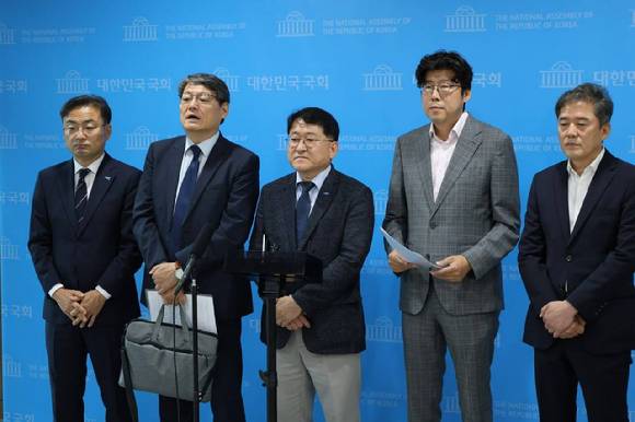 조국혁신당이 2일 국회 소통관에서 검찰 간부 인사 관련 기자회견을 진행하고 있다. 왼쪽부터 신장식 의원, 이광철 끝까지 간다 특별위원회 총괄간사, 차규근 의원, 이규원 전략위원장, 황현선 사무총장 [사진=조국혁신당]