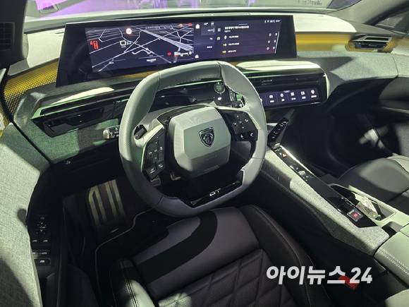 '파노라믹 아이-콕핏(Panoramic i-Cockpit®)'이 적용된 푸조 '3008 스마트 하이브리드'. [사진=김종성 기자]