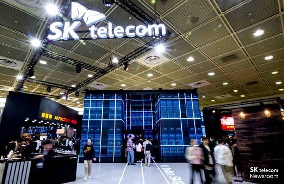 WIS 2025에서 선보인 SK텔레콤 AI 데이터센터 전시 부스 이미지. [사진=SKT]
