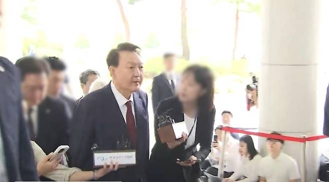 윤석열 전 대통령이 지난달 28일 내란특검 조사를 받기 위해 서울고검 청사로 출석하고 있다. (SBS 캡처)