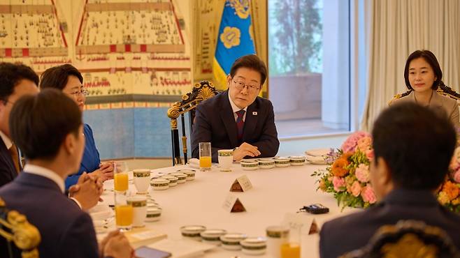 이재명 대통령이 3일 서울 한남동 관저에서 비교섭단체 5당 지도부와 오찬 회동을 하고 있다. (대통령실)