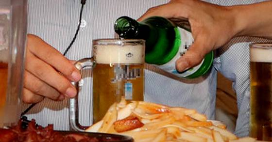 술을 섞어 마시면 도수를 파악하기 힘들어서 음주량 조절이 어렵다. 사진은 맥주에 소주를 섞는 모습. [중앙포토]