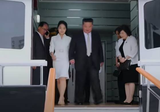 김정은 국무위원장이 지난달 25일 원산 갈마해안관광지구 준공식을 위해 원산항에 도착해 전용 요트에서 내리고 있다. 딸 손을 잡고 내리는 김 위원장을 향해 부인 이설주(오른쪽 둘째)가 목례를 하고 있다. [사진 조선중앙TV 캡처]