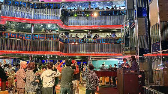 세레나호 3층 메인홀에서 승객들이 춤추며 음악을 즐기고 있다. 강석현 기자