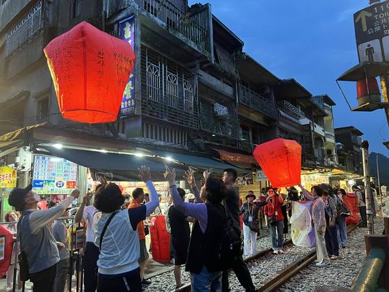 대만 북부 지룽 인근의 기찻길 마을 스펀을 찾은 관광객들이 풍등을 날리는 모습. 강석현 기자