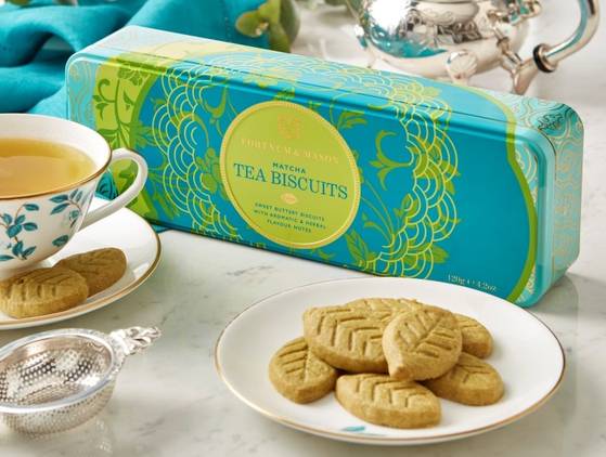 ‘포트넘 앤 메이슨’이 여름철 즐기기 좋은 그린티 컬렉션과 비스킷 페어링을 제안했다. 사진 포트넘 앤 메이슨