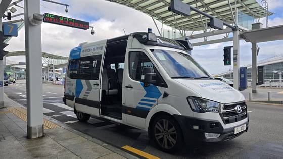 현대자동차는 인천공항공사와 협력해 인천공항 1터미널과 2터미널 사이 15km 구간에 '로보셔틀'을 운행한다. 이수정 기자