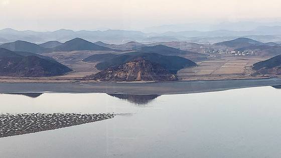 2일 경기 김포시 애기봉 관측소(OP)에서 바라본 북측 영토. 사진 해병대