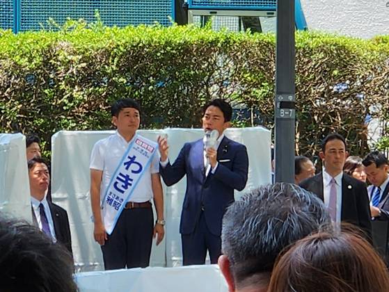 고이즈미 신지로 농림수산상이 3일 요코하마에서 자민당 입후보자와 함께 나와 지원 유세를 하고 있다.오누키 도모코 특파원