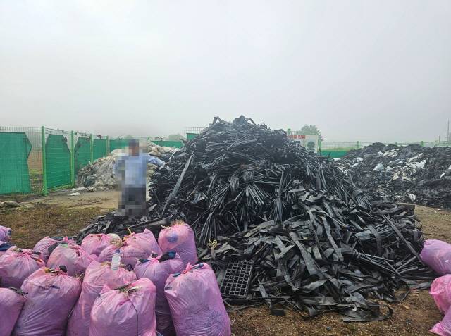 ▲ 홍천군 홍천읍 하오안2리 영농폐기물 공동집하장에 최근 대규모로 무단 투기된 쓰레기들이 쌓여 있다. 유승현 기자