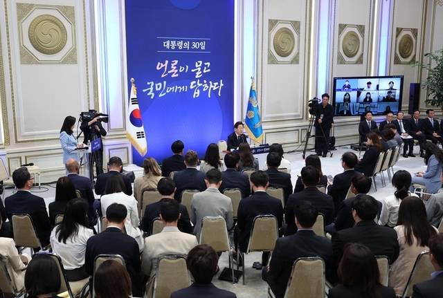 ▲ 이재명 대통령이 3일 청와대 영빈관에서 ‘대통령의 30일, 언론이 묻고 국민에게 답하다’ 기자회견을 하고 있다. 연합뉴스