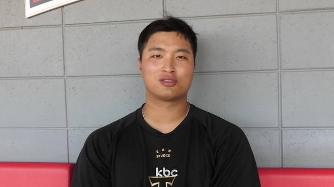 ▲ KBC 취재진과 인터뷰하는 KIA 타이거즈 변우혁