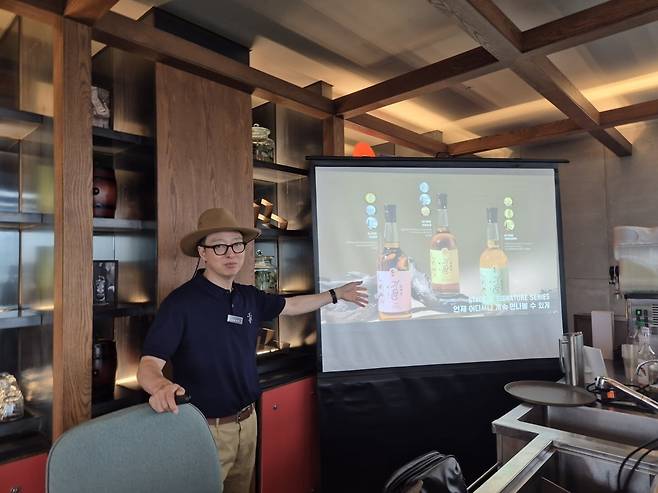 도정한 기원 위스키 대표가 기원의 싱글몰트 위스키 '타이거' '이글' '유니콘'을 소개하고 있다. / 사진=라현진 기자