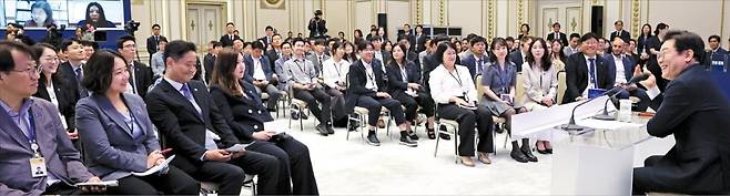 < 역대 가장 빠른 취임 후 기자회견 > 이재명 대통령이 3일 청와대 영빈관에서 취임 후 처음 연 기자회견에서 취재진의 질문에 답하며 환하게 웃고 있다. 역대 대통령들은 통상 취임 후 100일을 맞아 첫 기자회견을 했는데, 이날 기자회견은 이 대통령 취임 30일 만에 열렸다. /김범준 기자