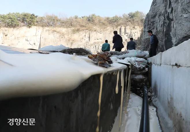 전북 익산 낭산산에는 채석 이후 생겨난 지하 60m의 공간에 납·비소가 포함된 유해 폐기물과 토사가 함께 매립됐다. 쓰레기 더미의 오염수가 거품을 일으키며 흘러나오는 모습. 강윤중 기자