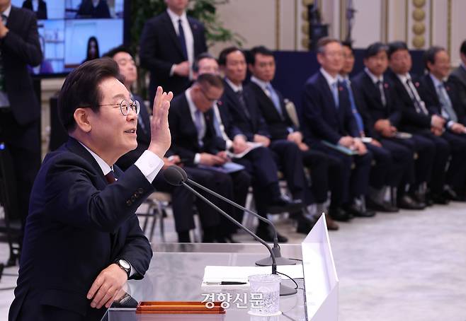 이재명 대통령이 3일 서울 종로구 청와대 영빈관에서 열린 취임 첫 공식 기자회견 ‘대통령의 30일, 언론이 묻고 국민에게 답하다’에 참석해 기자 질문에 답변하고 있다. 2025.07.03. 김창길 기자