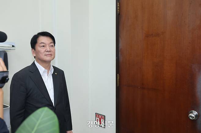 안철수 국민의힘 신임 혁신위원장이 2일 오후 국회 본청 원내대표실에서 송언석 비대위원장을 기다리고 있다. 박민규 선임기자
