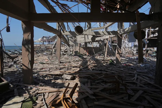 30일 (현지시간), 가자시티에서 이스라엘의 공습으로 피해를 입은 카페 내부에 잔해가 흩어져 있다. AP연합뉴스