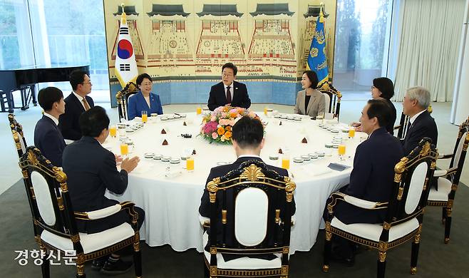 이재명 대통령이 3일 오후 서울 한남동 대통령 관저에서 비교섭단체 5당 지도부와 오찬을 함께하고 있다. 대통령실사진기자단