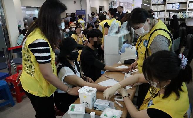 올해 개관 20주년을 맞은 광주이주민건강센터가 지난달 22일 진료를 받기 위해 찾아온 이주민들로 북적이고 있다. 광주이주민건강센터 제공