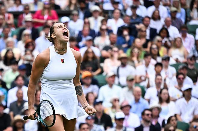 이 기세로 쭉 아리나 사발렌카가 2일(현지시간) 영국 런던 올잉글랜드 클럽에서 열린 윔블던 여자 단식 2회전에서 득점한 뒤 포효하고 있다. 런던 | AFP연합뉴스