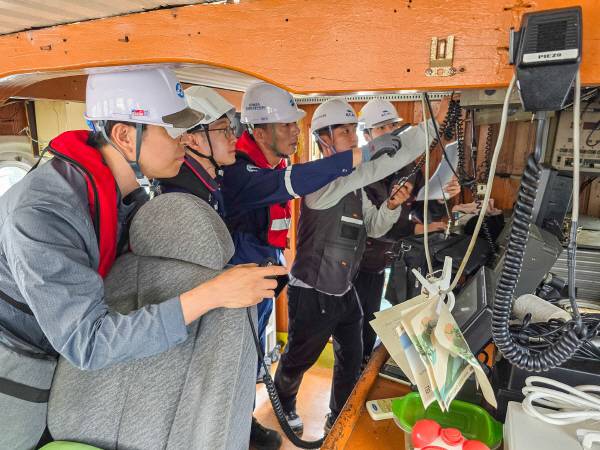 한국해양교통안전공단과 한국방송통신전파진흥원 관계자들이 합동으로 선박 및 무선국 검사를 하고 있다. 공단 제공