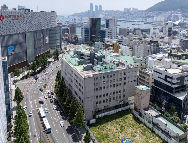 영화 ‘도둑들’의 촬영지로도 유명한 부산 최초 주상복합건물 부산데파트가 시공사 선정을 완료하며 재건축을 본격화한다. 3일 부산 중구 중앙동 부산데파트.   이원준 기자 windstorm@kookje.co.kr