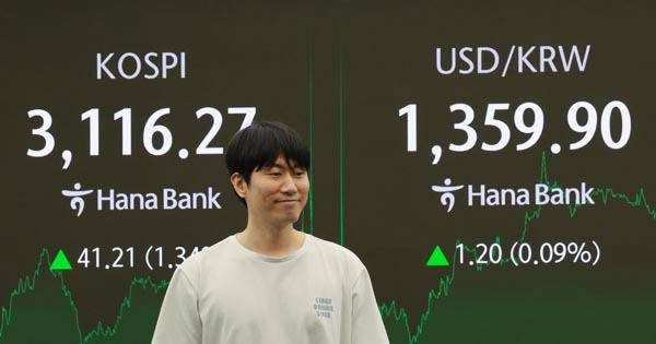 상법 개정안이 국회 본회의를 통과한 3일 코스피가 전 거래일보다 41.21p(1.34%) 오른 3116.27로 마감했다. 코스닥지수는 11.16p(1.43%) 오른 793.33으로 장을 마쳤다. 이날 서울 중구 하나은행 본점 딜링룸에서 딜러가 업무를 보고 있다. 연합뉴스